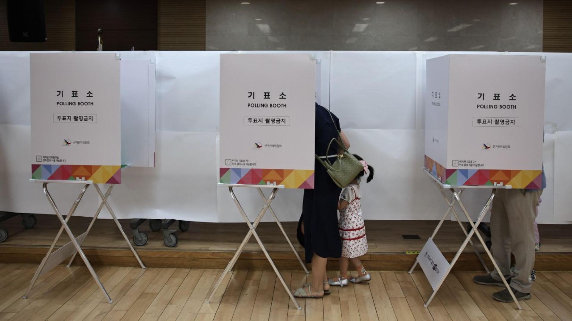 Милиони южнокорейци днес гласуват на извънредни избори за нов президент