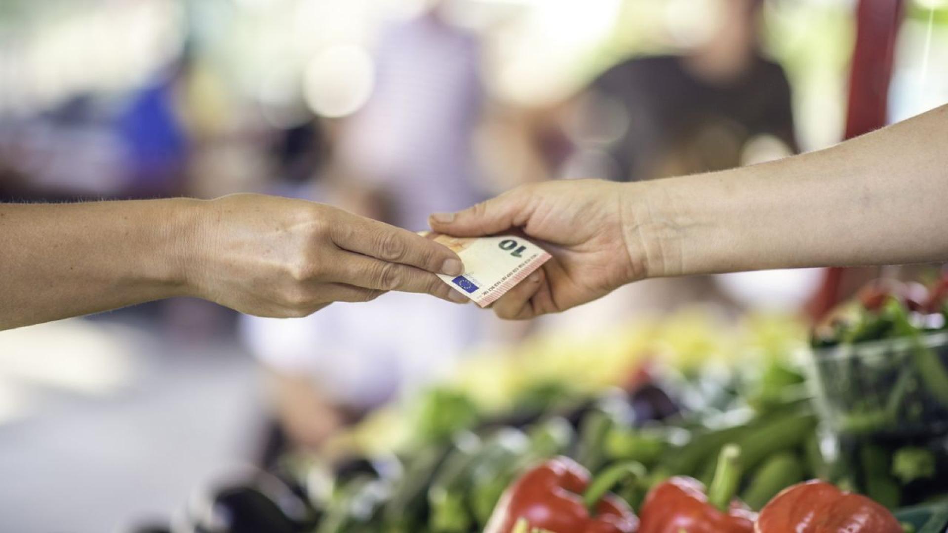 Снаближаването на въвеждането на еврото  търговските обекти започнаха да обозначават цените
