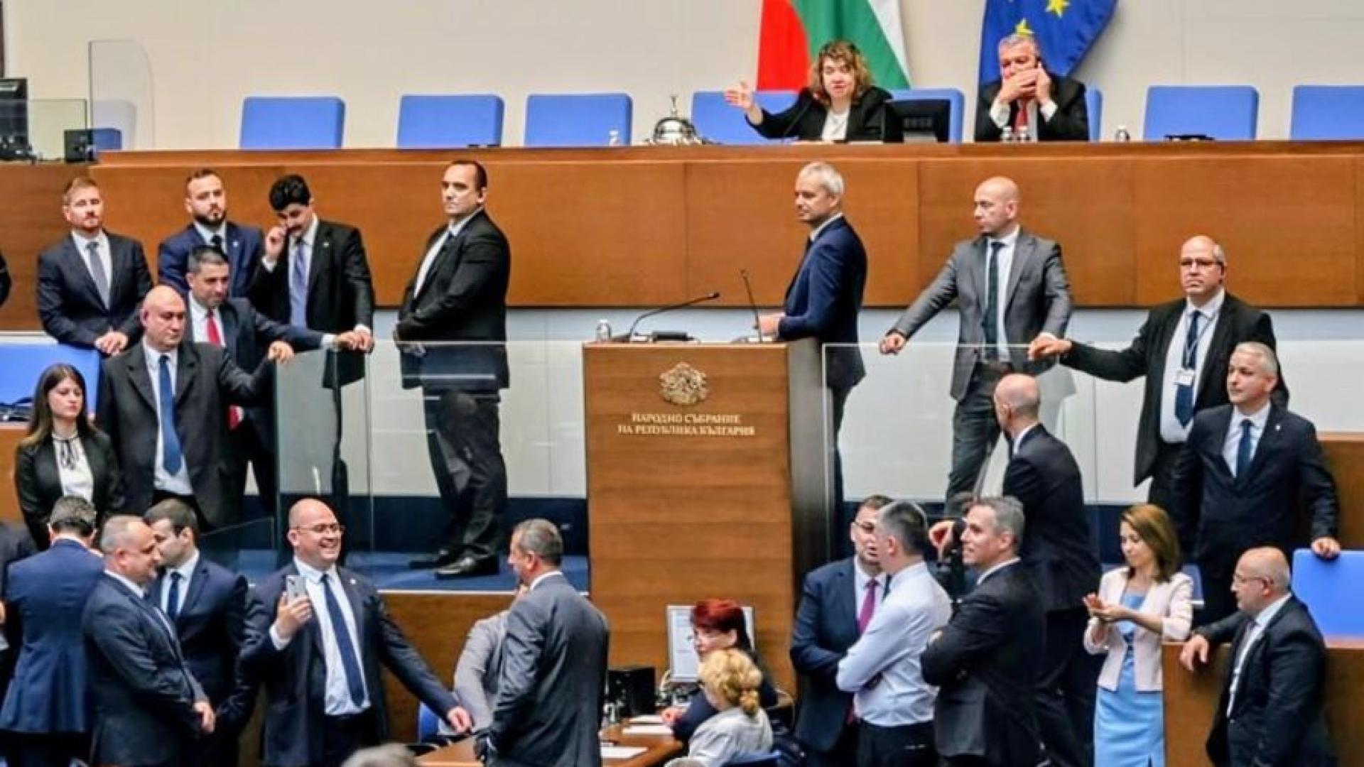 Да бъдат свалени имунитетите на депутатите от Възраждане поиска Хамид