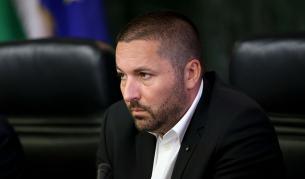 <p>Бащата на Сияна&nbsp;влиза в битката за властта</p>