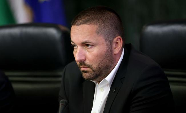 <p>Бащата на Сияна&nbsp;влиза в битката за властта</p>