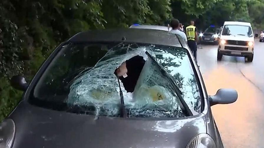 Камък падна върху кола на "Самоковско шосе", има ранен