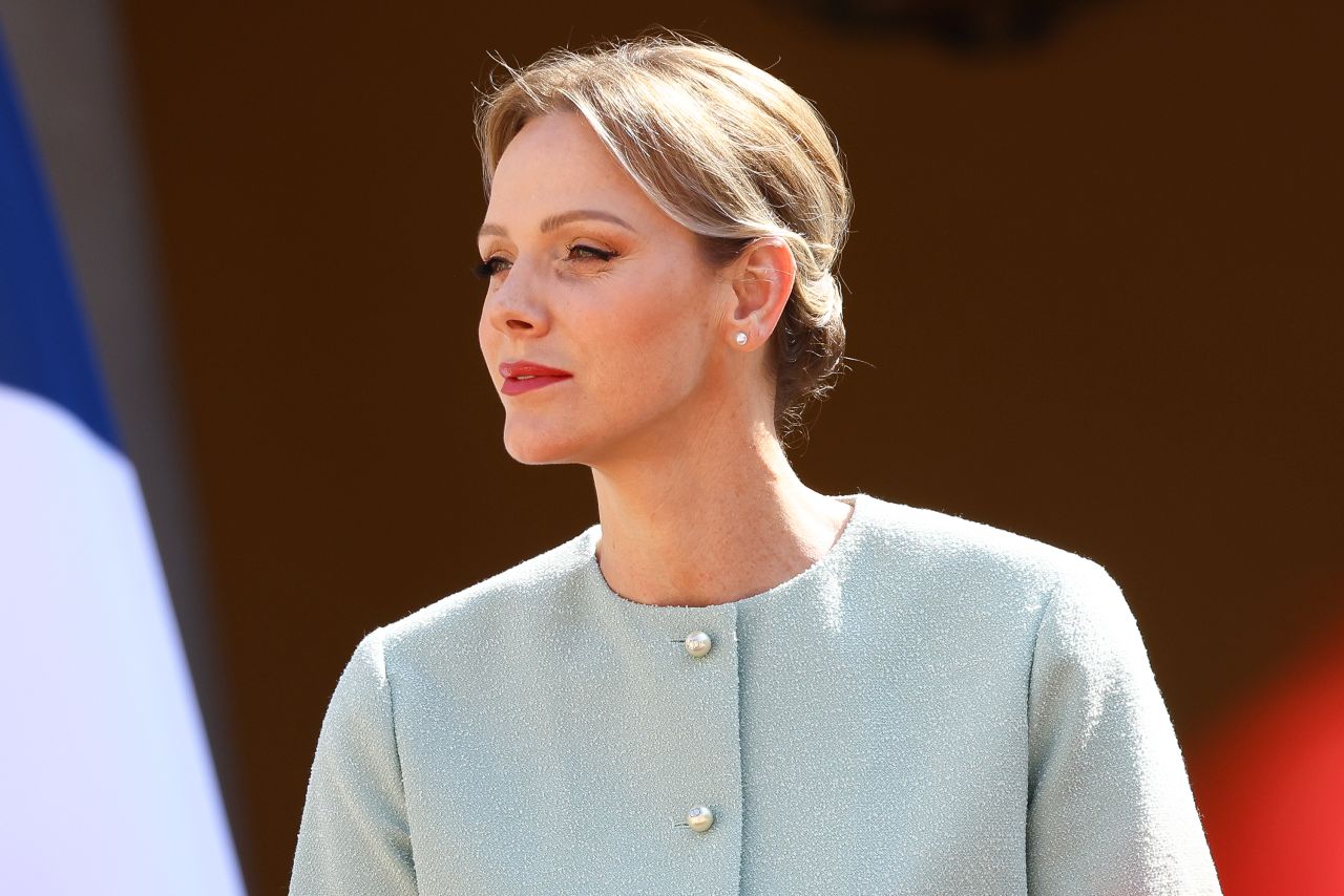 <p>Френският президент Еманюел Макрон и съпругата му Брижит Макрон бяха посрещнати от кралското семейство на Монако - принц Албер II, принцеса Шарлийн и децата им Габриела и Жак</p>