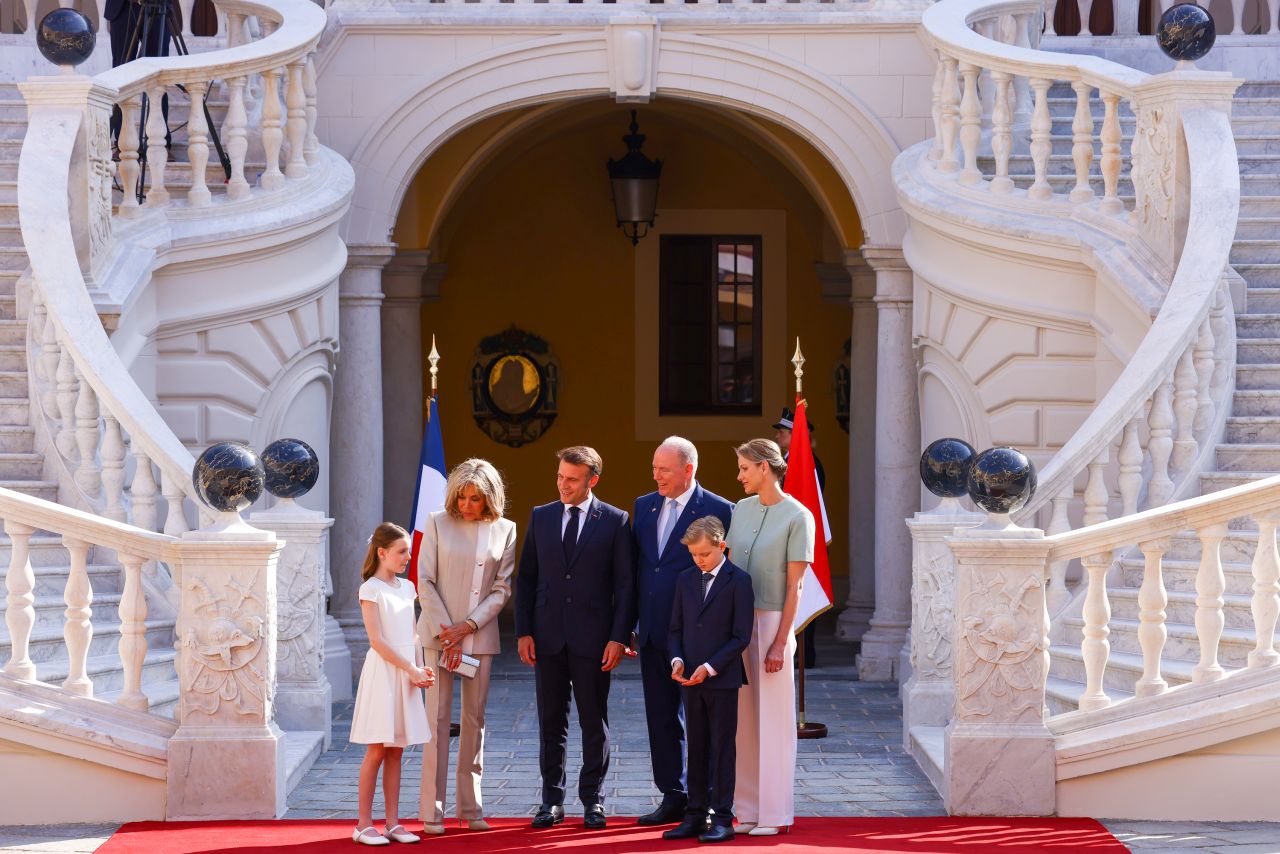<p>Френският президент Еманюел Макрон и съпругата му Брижит Макрон бяха посрещнати от кралското семейство на Монако - принц Албер II, принцеса Шарлийн и децата им Габриела и Жак</p>