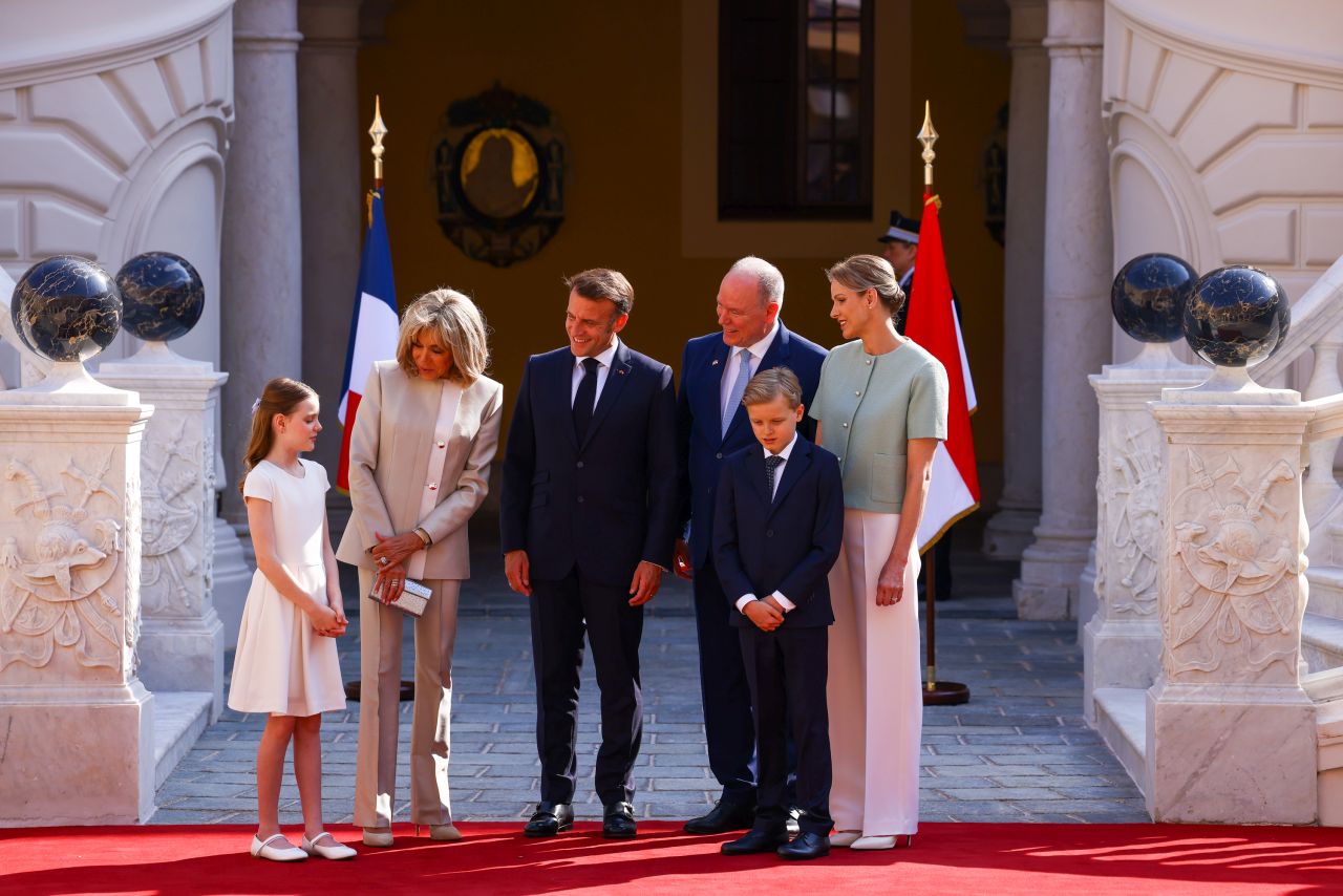 <p>Френският президент Еманюел Макрон и съпругата му Брижит Макрон бяха посрещнати от кралското семейство на Монако - принц Албер II, принцеса Шарлийн и децата им Габриела и Жак</p>
