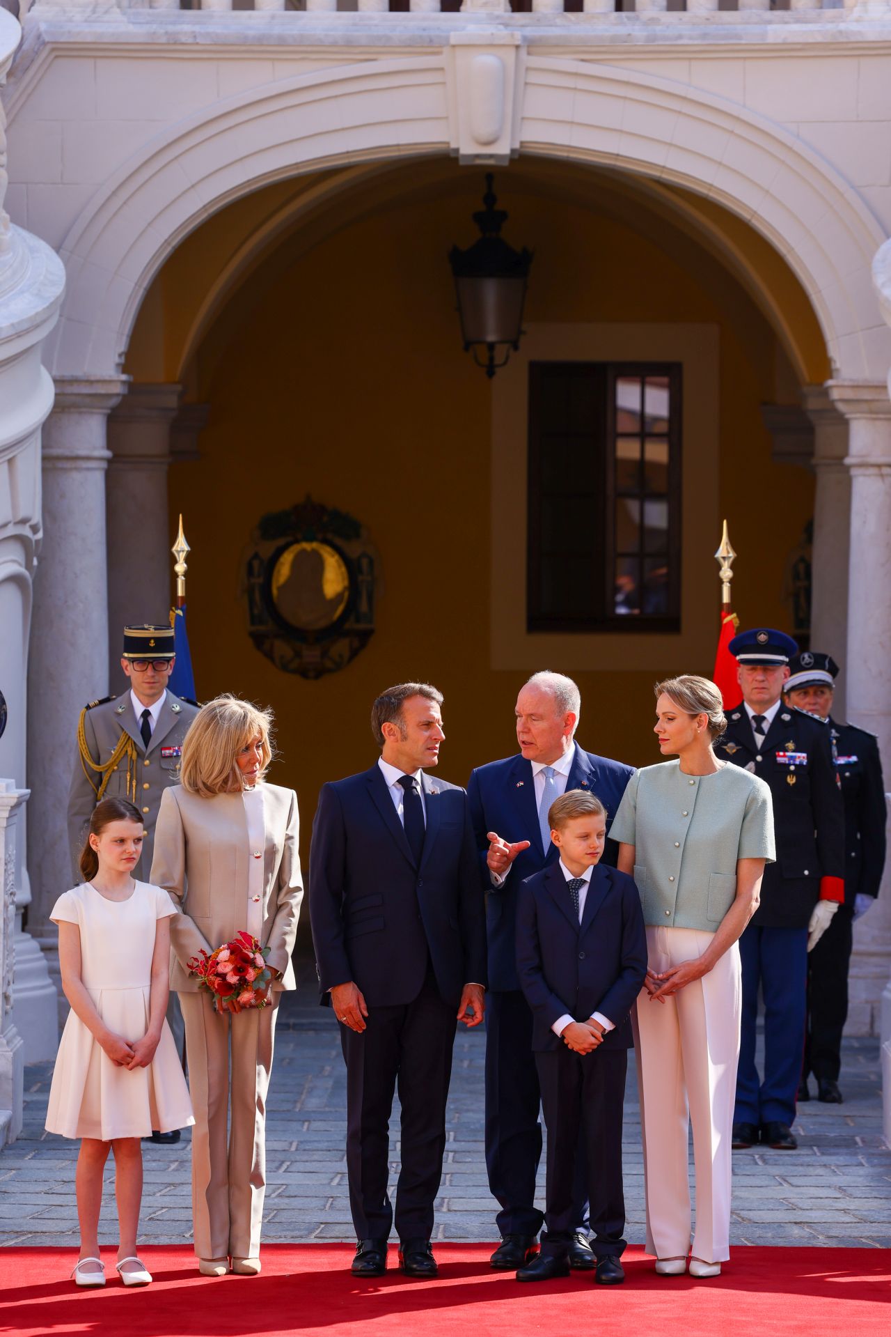 <p>Френският президент Еманюел Макрон и съпругата му Брижит Макрон бяха посрещнати от кралското семейство на Монако - принц Албер II, принцеса Шарлийн и децата им Габриела и Жак</p>
