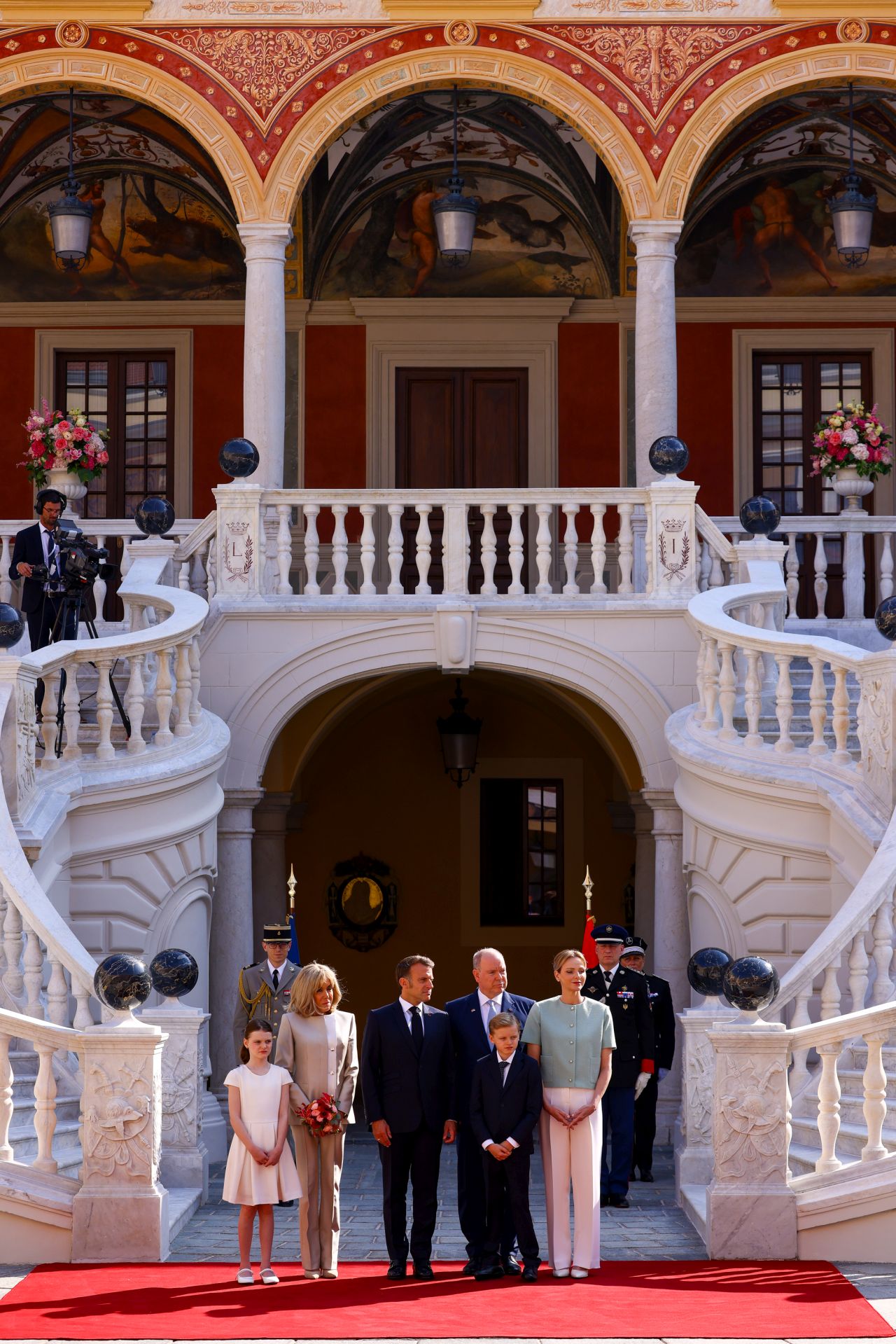 <p>Френският президент Еманюел Макрон и съпругата му Брижит Макрон бяха посрещнати от кралското семейство на Монако - принц Албер II, принцеса Шарлийн и децата им Габриела и Жак</p>