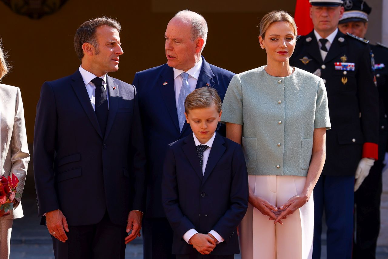 <p>Френският президент Еманюел Макрон и съпругата му Брижит Макрон бяха посрещнати от кралското семейство на Монако - принц Албер II, принцеса Шарлийн и децата им Габриела и Жак</p>