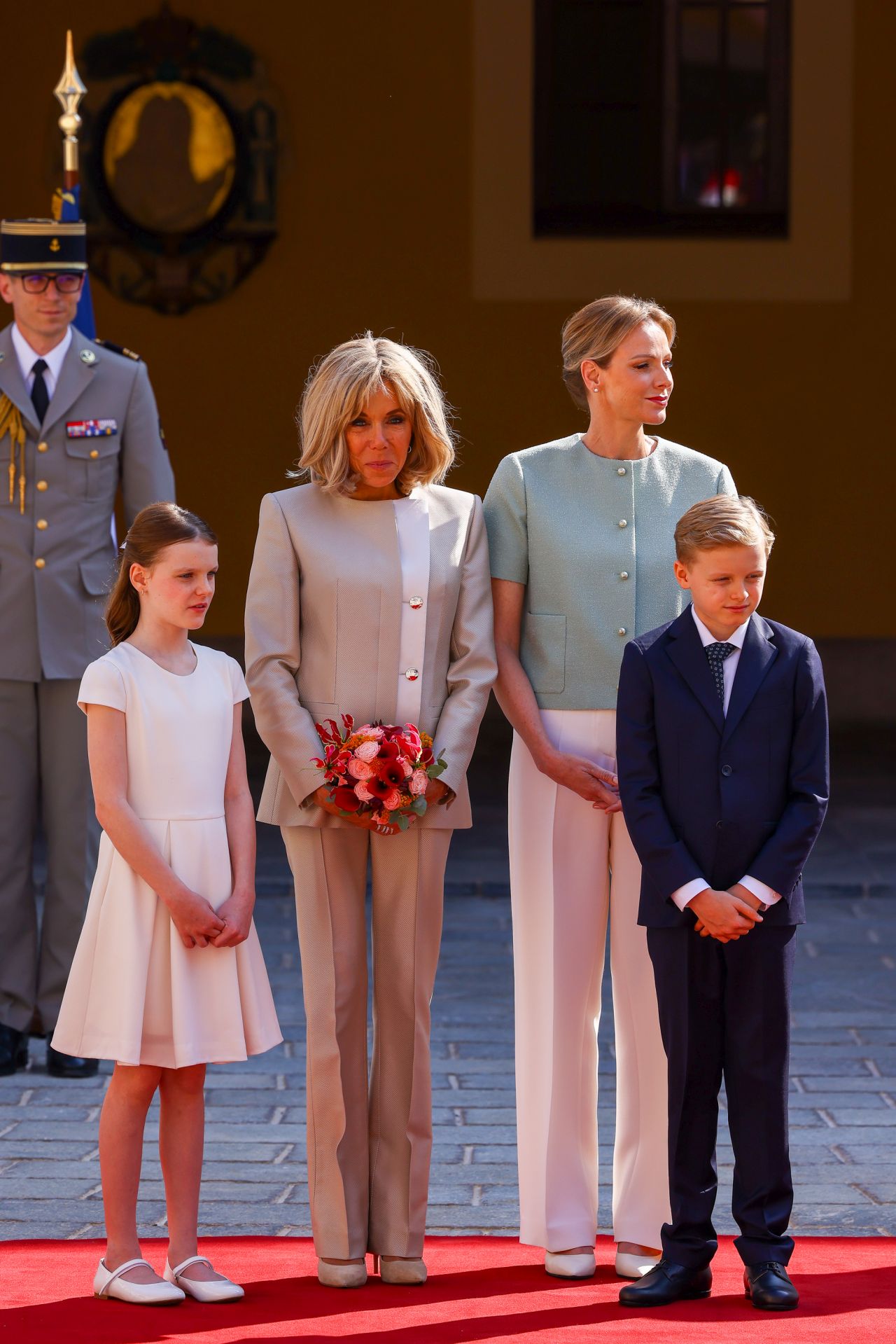 <p>Френският президент Еманюел Макрон и съпругата му Брижит Макрон бяха посрещнати от кралското семейство на Монако - принц Албер II, принцеса Шарлийн и децата им Габриела и Жак</p>