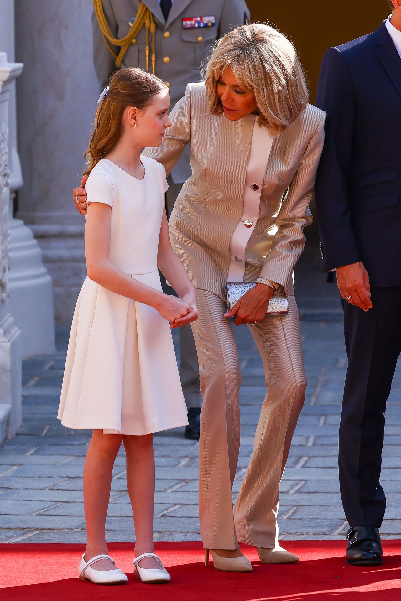 <p>Френският президент Еманюел Макрон и съпругата му Брижит Макрон бяха посрещнати от кралското семейство на Монако - принц Албер II, принцеса Шарлийн и децата им Габриела и Жак</p>