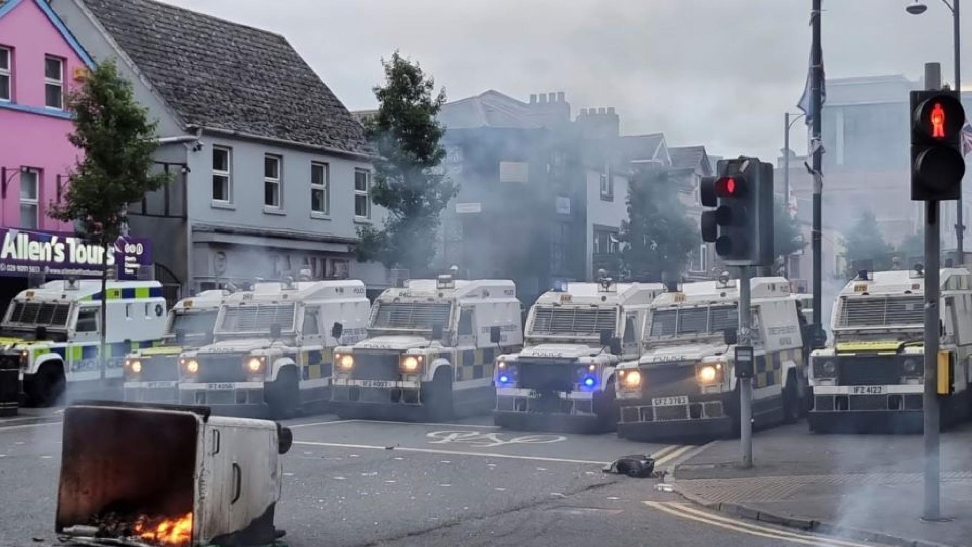 Полицейската служба на Северна Ирландия PSNI призова за спокойствие след