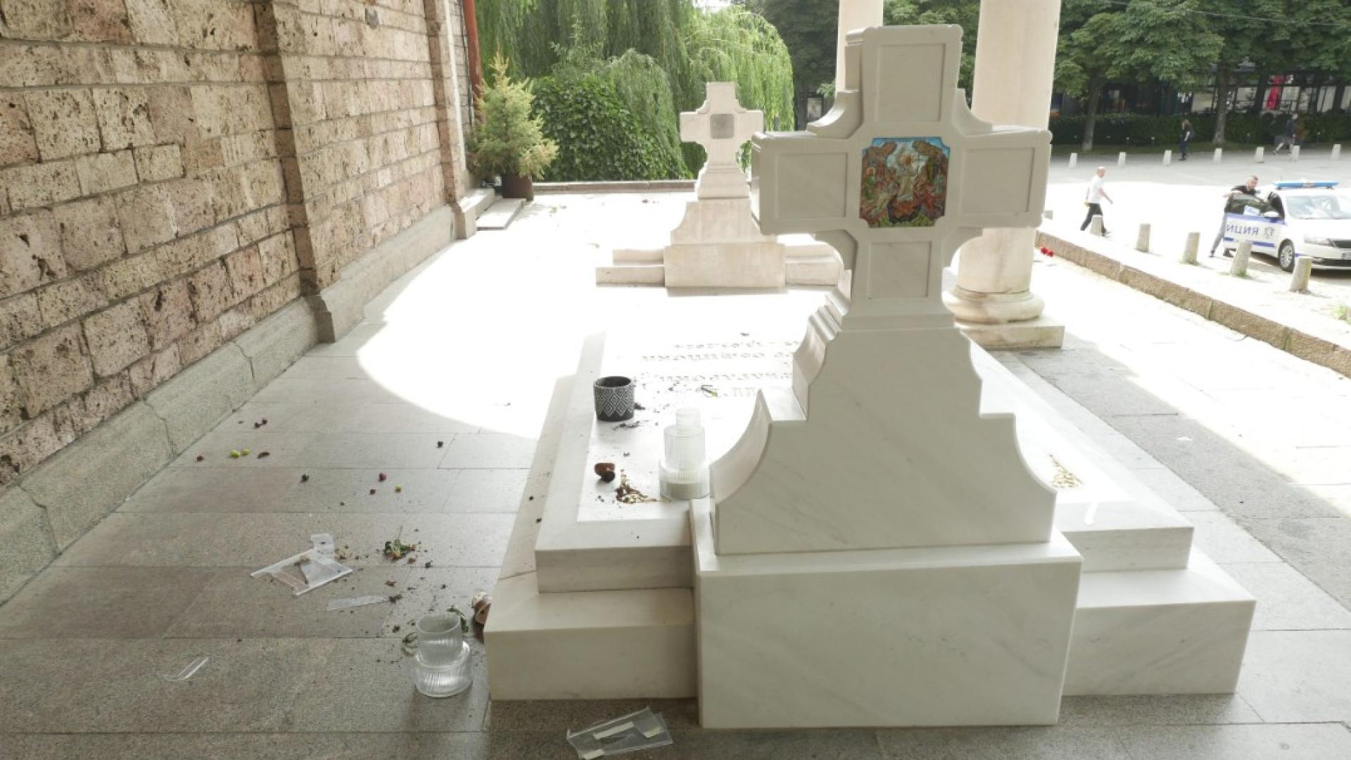 За пореден път гробът на покойния български патриарх Неофит и