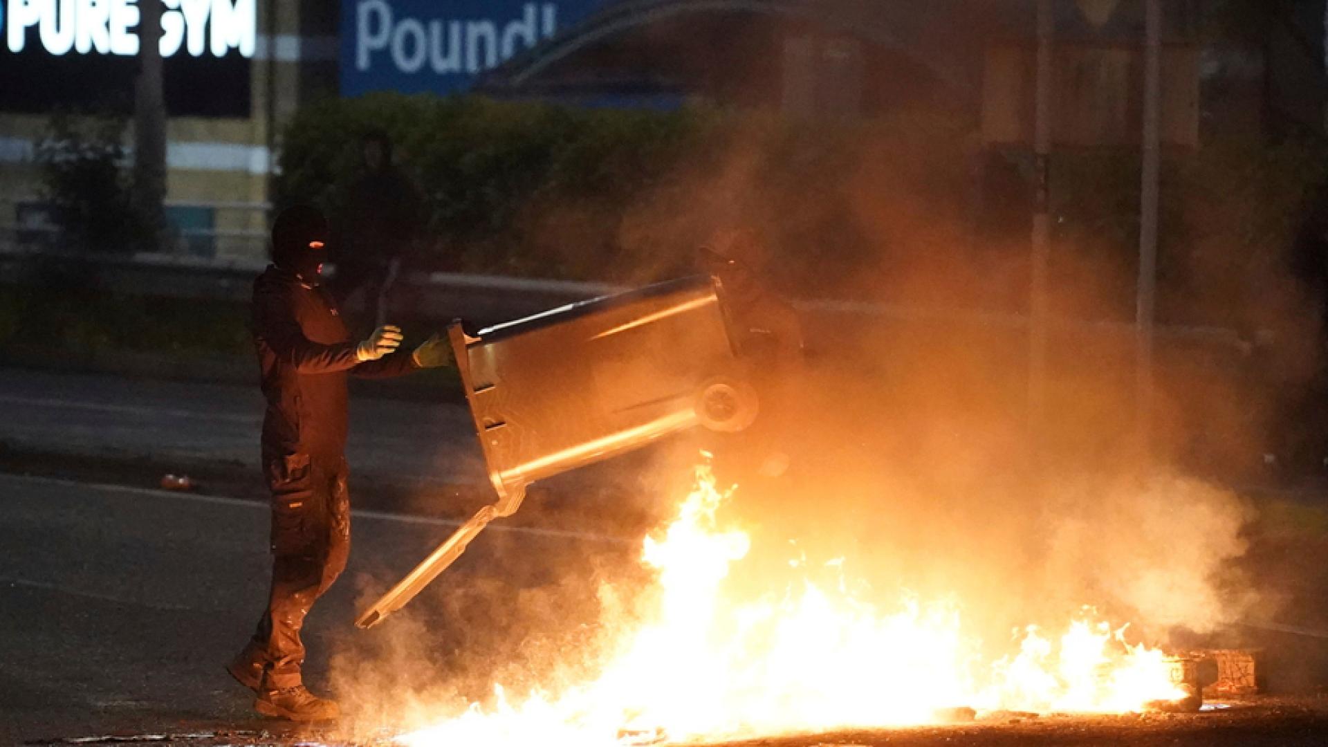 Стотици маскирани лица нападнаха през изминалата нощ полицаи и подпалиха