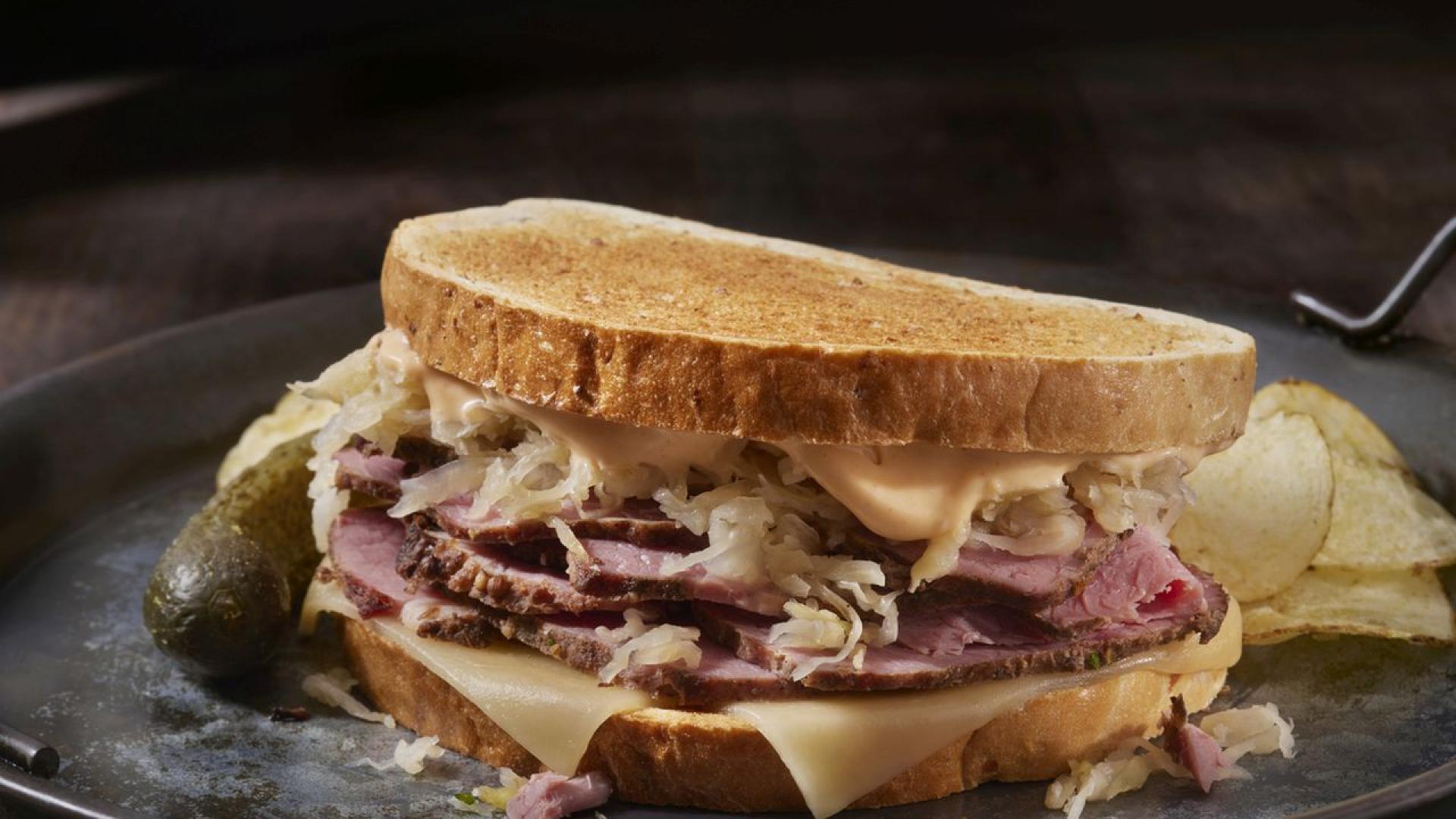 Има ли по скромна но обичана храна от сандвича Едва ли има