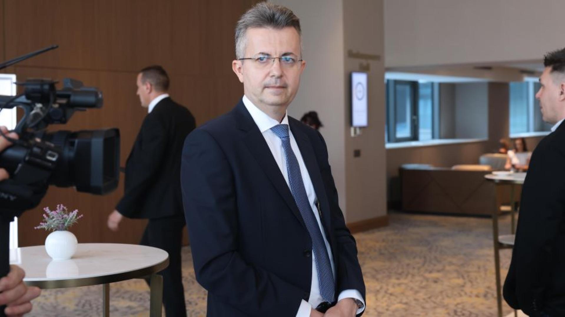 Таен енергиен холдинг и печати с анимационни герои името