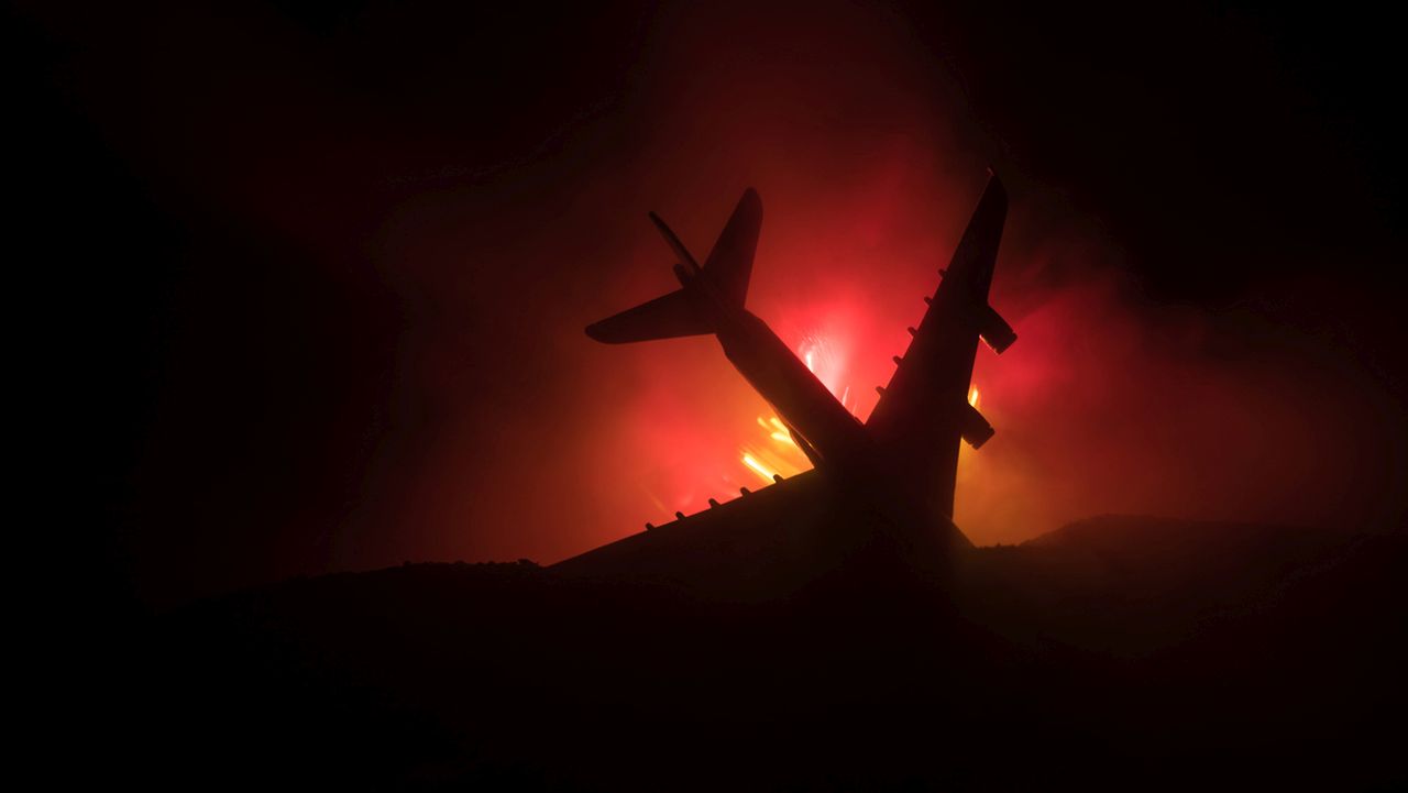 Шокиращи кадри показват запаления двигател на товарния самолет, разбил се в САЩ (СНИМКИ)