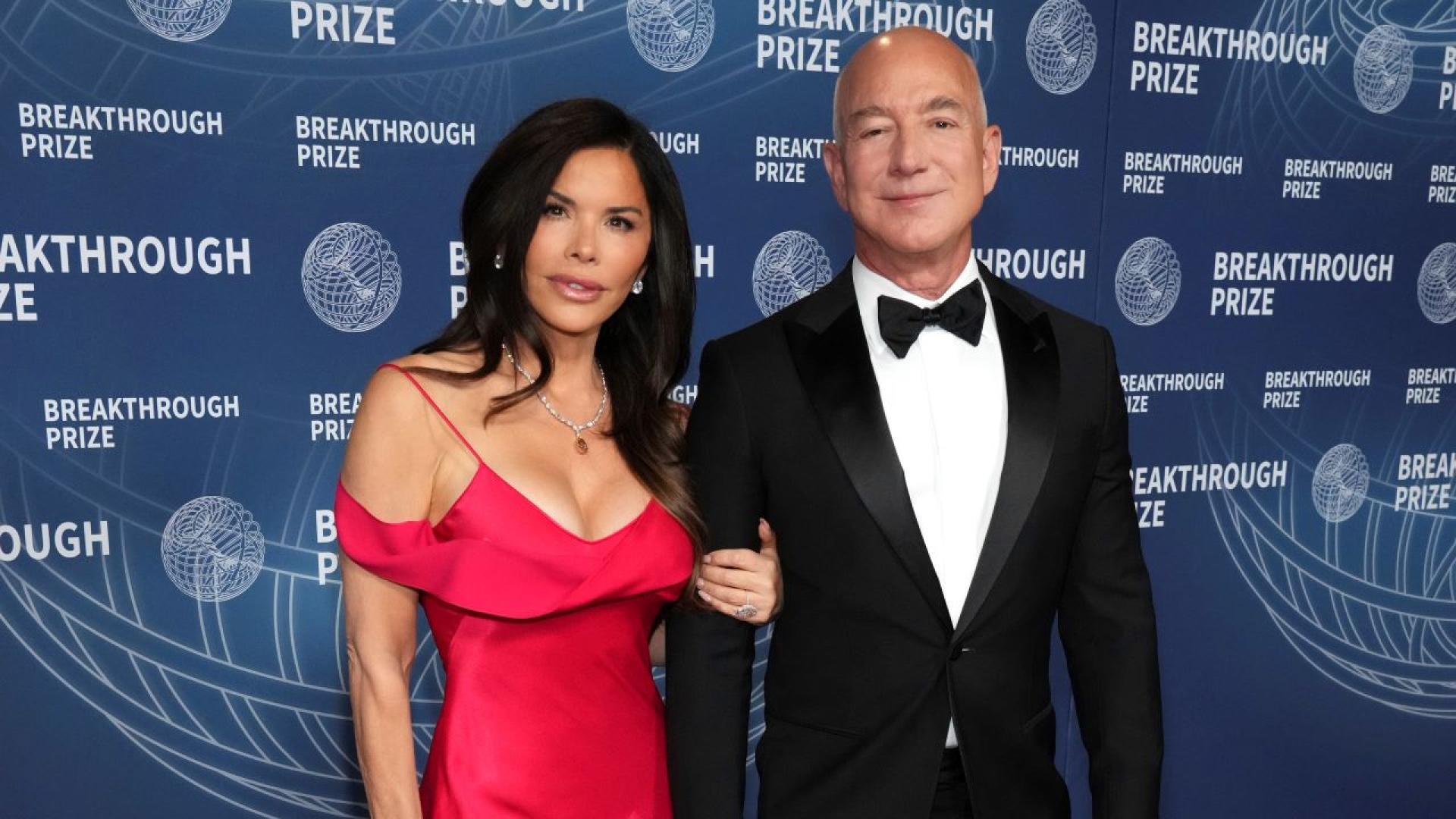 Името на основателя на Амазон Джеф Безос зачеркнато с червен