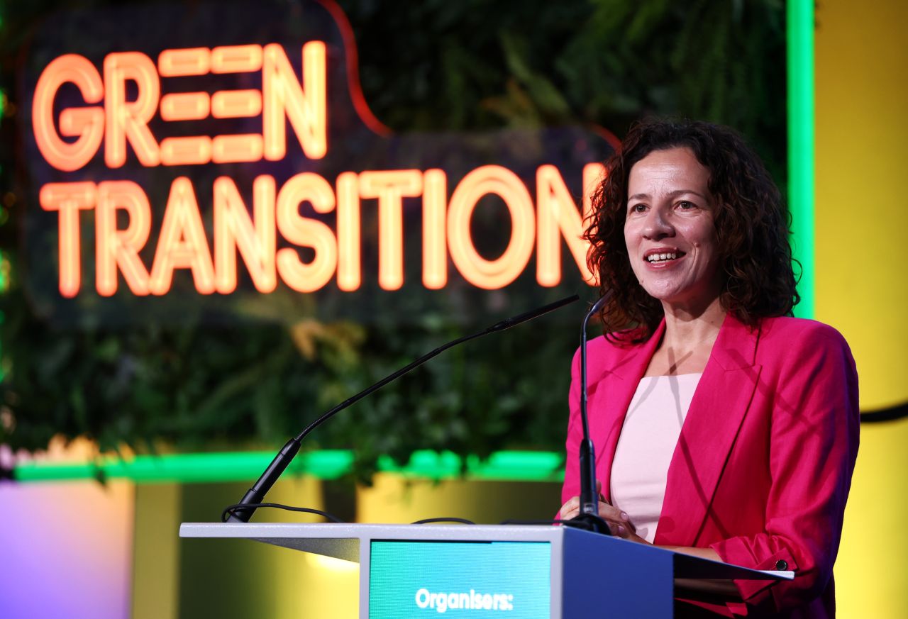 <p>Форумът &bdquo;Грийн транзишън форум&rdquo; (Green Transition Forum), посветен на зеления преход, се провежда в &bdquo;София Ивент Център&quot; (Sofia Event Center). Панел: Пътни карти за икономически растеж, устойчив и приобщаващ напредък. На снимката: изпълнителният заместник-председател на ЕК/Социални политика и заетост Роксана Минзату.</p>