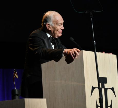 На 92 годишна възраст заобиколен от най близките си почина Леонард Лаудер