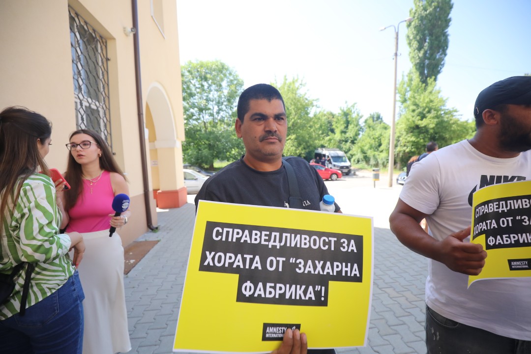 <p>Правозащитни организации, сред които &bdquo;Амнести Интернешънъл България&ldquo;, Българският хелзинкски комитет и &bdquo;Роми за демокрация&ldquo;, заедно с потърпевшите, настояха властите да осигурят подходящи алтернативни жилища, медицински грижи и социална подкрепа.</p>