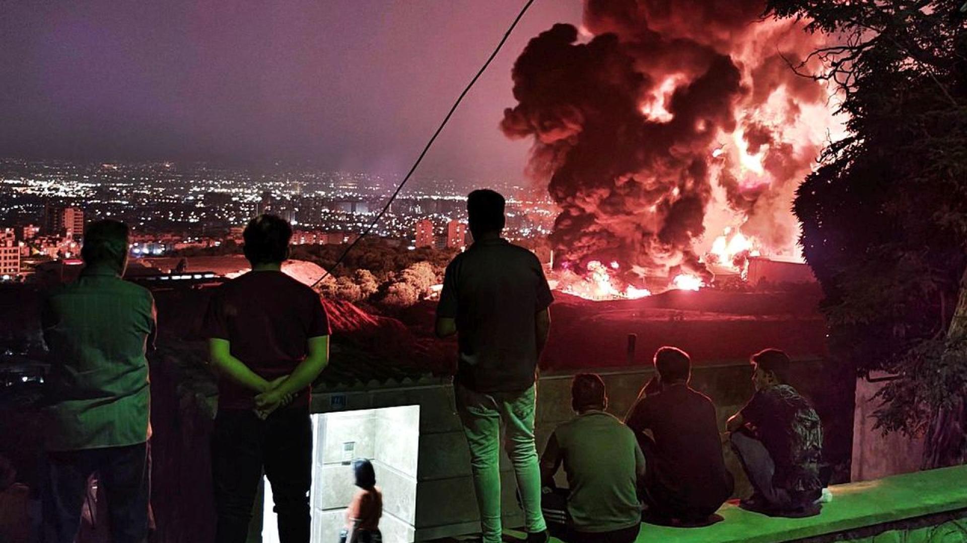 Дълги опашки пред бензиностанциите и пекарните Безкрайни колони от автомобили