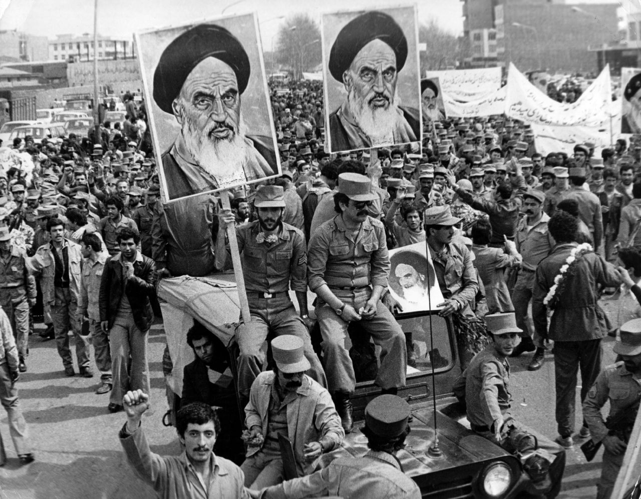 <p>1979 г. - извършена е революцията в Иран, свален е шах Реза Пехлави и на власт идват аятоласите</p>