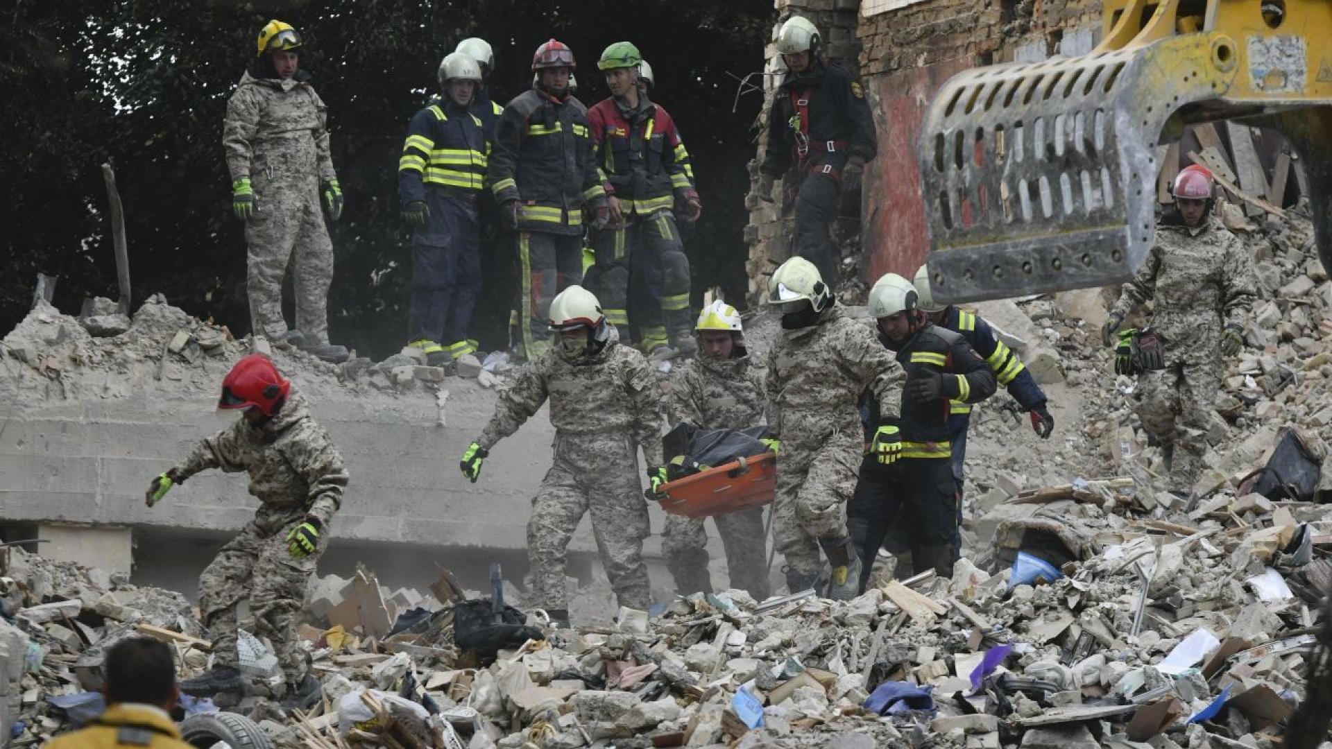 Евген Поваренков стои край полицейската лента която отделяше обществеността от