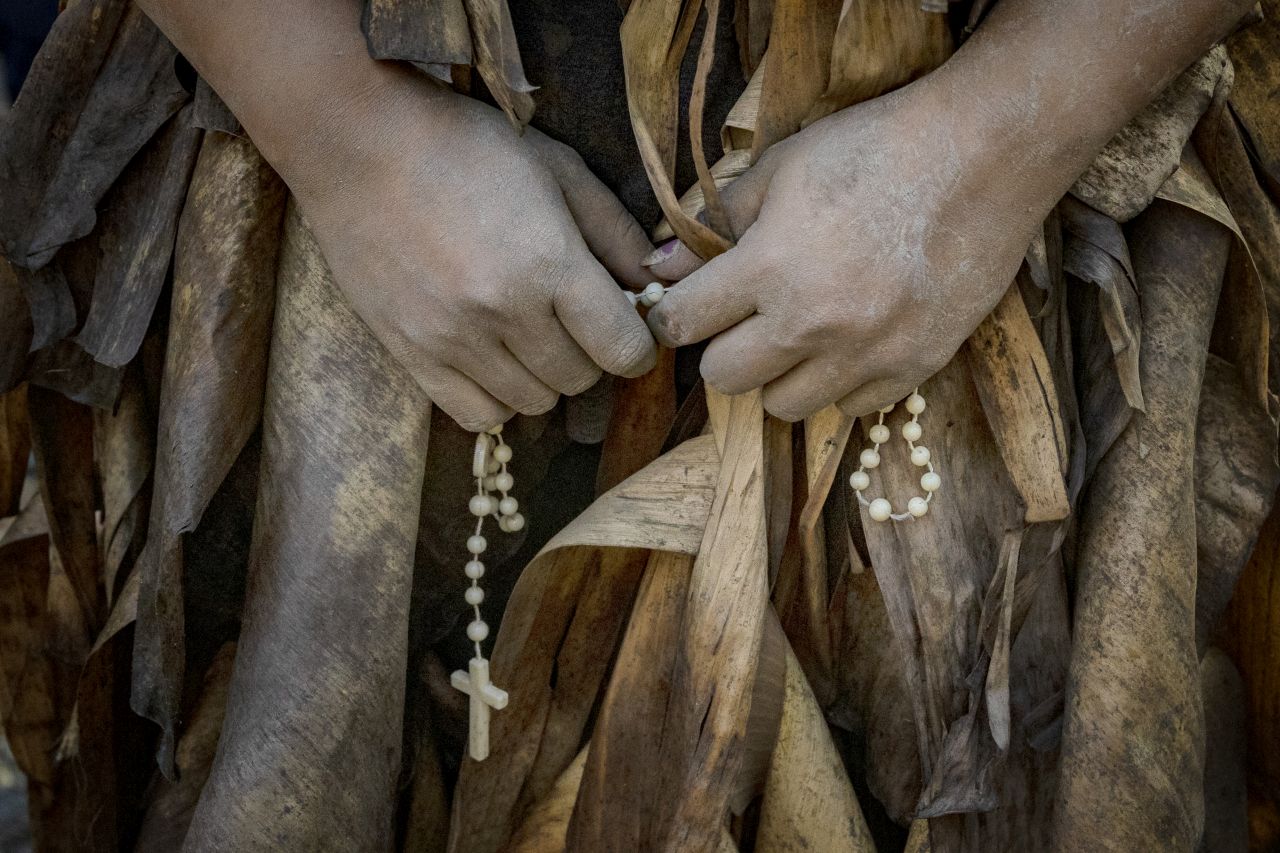 <p>Вижте впечатляващи кадри от фестивала Taong Putik в Алиага, Филипините, където стотици участници се преобразяват, покривайки телата си с кал, треви и листа в знак на смирение и духовна отдаденост. Снимките улавят едновременно мистиката, емоцията и суровата красота на едно от най-необичайните религиозни шествия в света. От мълчаливите фигури, които се движат бавно към храма, до контрастния празничен край &ndash; това е история, разказана в кал, светлина и вяра.</p>