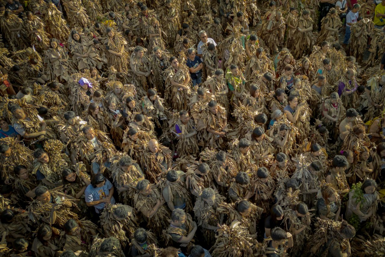 <p>Вижте впечатляващи кадри от фестивала Taong Putik в Алиага, Филипините, където стотици участници се преобразяват, покривайки телата си с кал, треви и листа в знак на смирение и духовна отдаденост. Снимките улавят едновременно мистиката, емоцията и суровата красота на едно от най-необичайните религиозни шествия в света. От мълчаливите фигури, които се движат бавно към храма, до контрастния празничен край &ndash; това е история, разказана в кал, светлина и вяра.</p>