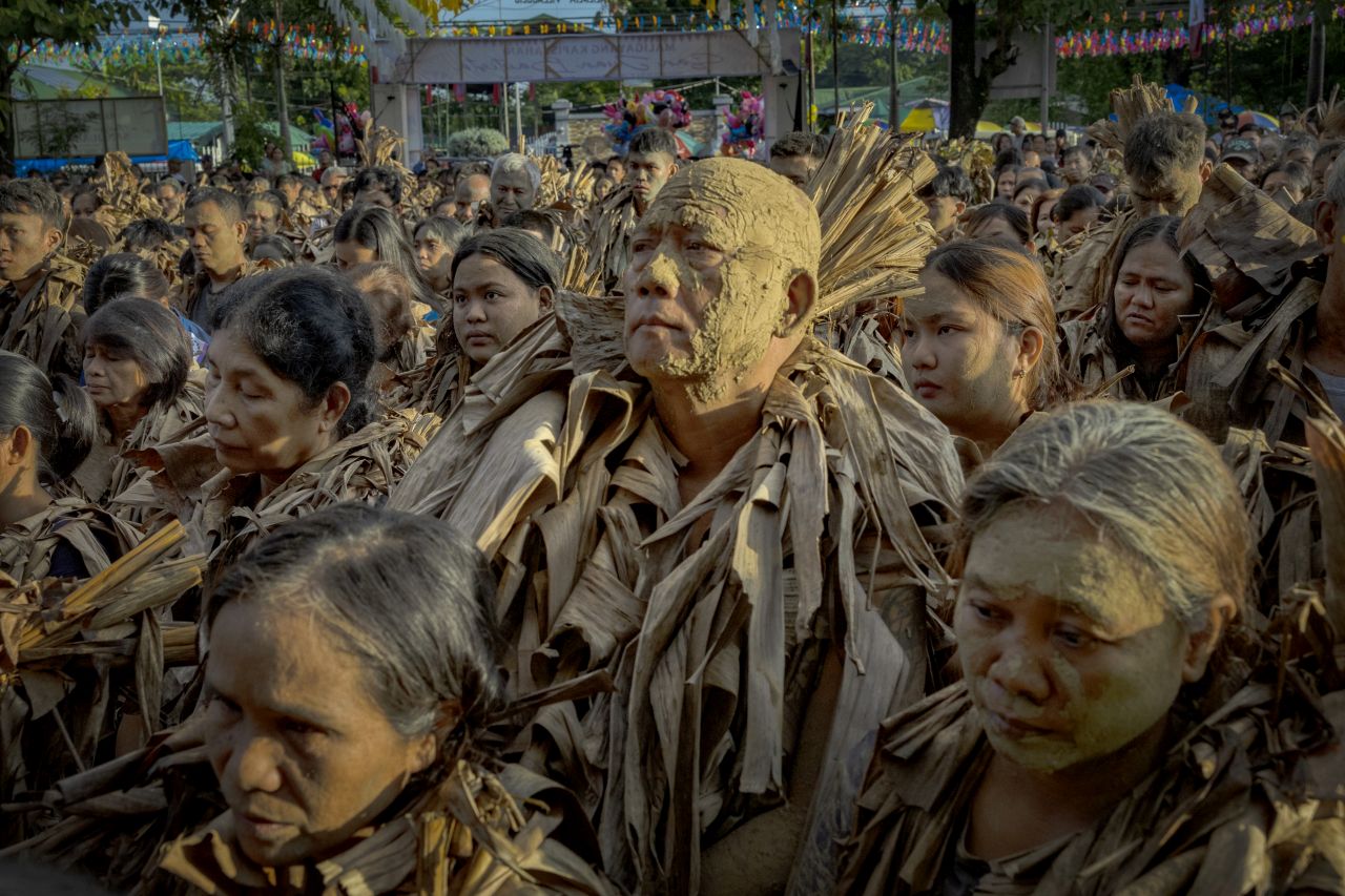 <p>Вижте впечатляващи кадри от фестивала Taong Putik в Алиага, Филипините, където стотици участници се преобразяват, покривайки телата си с кал, треви и листа в знак на смирение и духовна отдаденост. Снимките улавят едновременно мистиката, емоцията и суровата красота на едно от най-необичайните религиозни шествия в света. От мълчаливите фигури, които се движат бавно към храма, до контрастния празничен край &ndash; това е история, разказана в кал, светлина и вяра.</p>