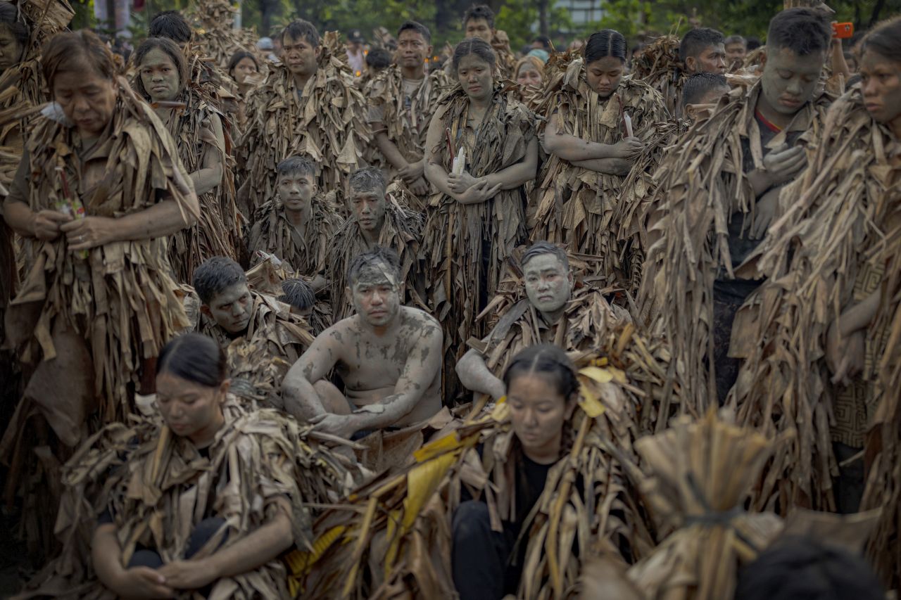 <p>Вижте впечатляващи кадри от фестивала Taong Putik в Алиага, Филипините, където стотици участници се преобразяват, покривайки телата си с кал, треви и листа в знак на смирение и духовна отдаденост. Снимките улавят едновременно мистиката, емоцията и суровата красота на едно от най-необичайните религиозни шествия в света. От мълчаливите фигури, които се движат бавно към храма, до контрастния празничен край &ndash; това е история, разказана в кал, светлина и вяра.</p>