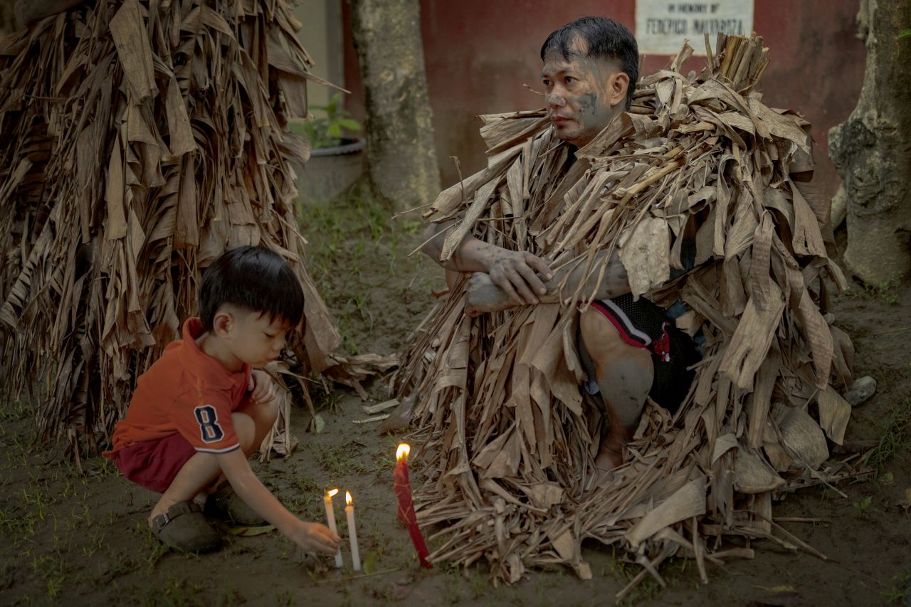 <p>Вижте впечатляващи кадри от фестивала Taong Putik в Алиага, Филипините, където стотици участници се преобразяват, покривайки телата си с кал, треви и листа в знак на смирение и духовна отдаденост. Снимките улавят едновременно мистиката, емоцията и суровата красота на едно от най-необичайните религиозни шествия в света. От мълчаливите фигури, които се движат бавно към храма, до контрастния празничен край &ndash; това е история, разказана в кал, светлина и вяра.</p>