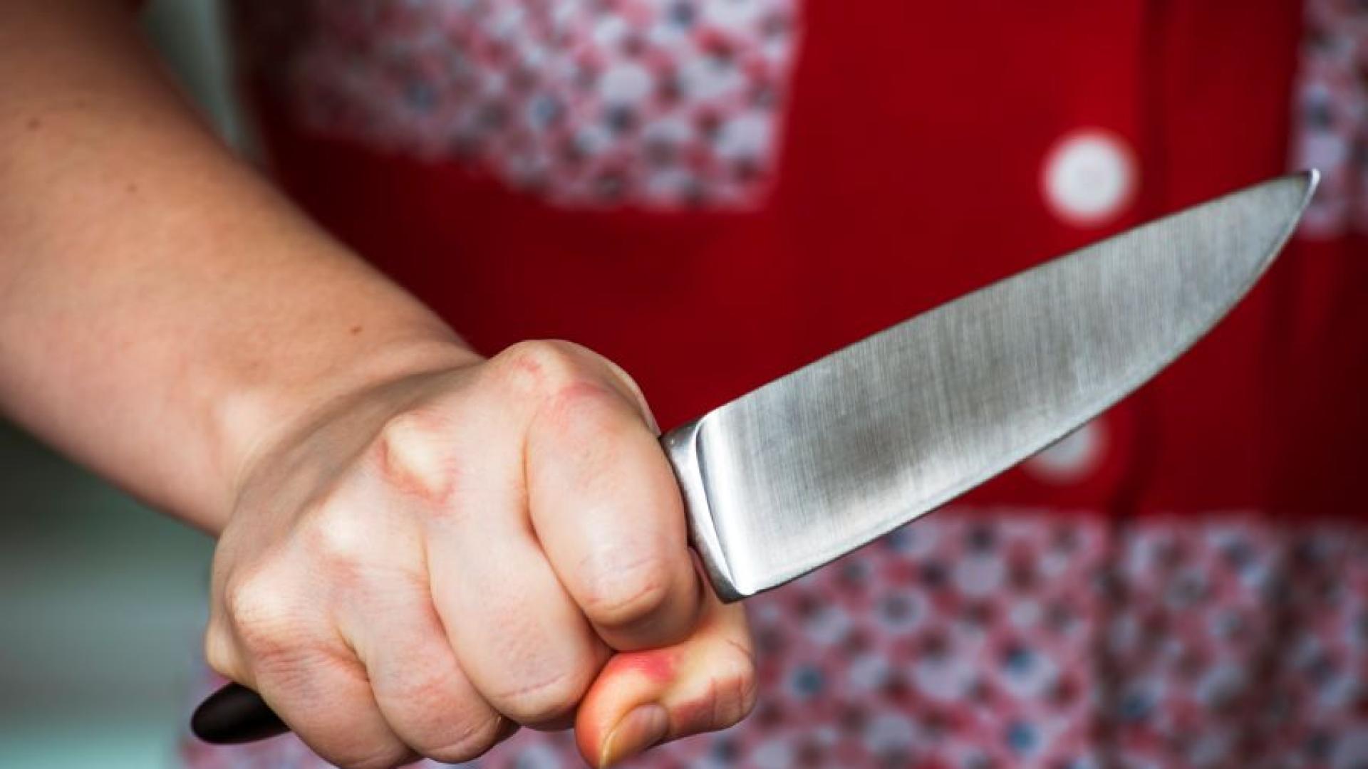 Жена е била намушкана с нож на детска площадка в