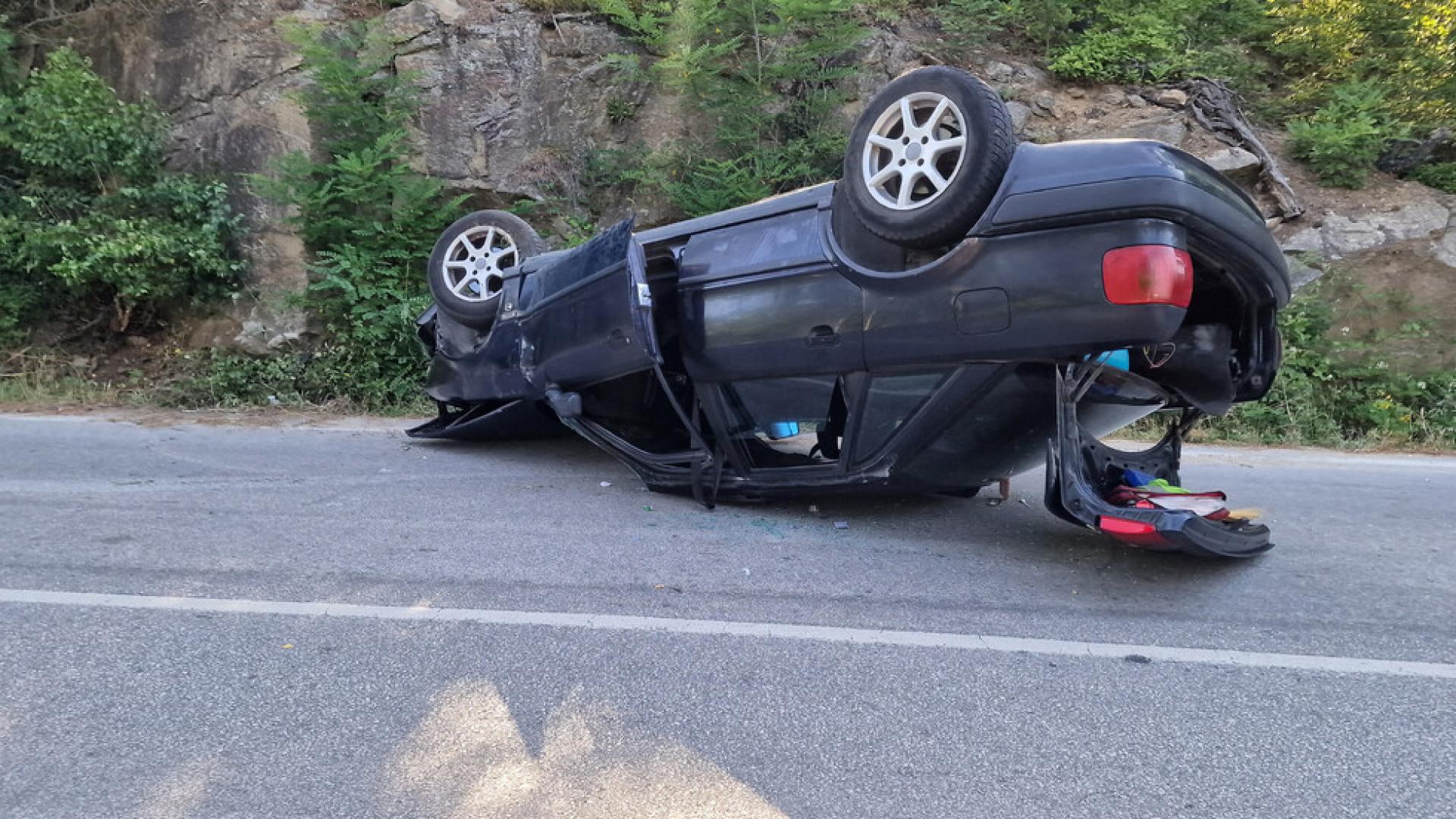 Кола се обърна по таван на пътя Ардино Смолян