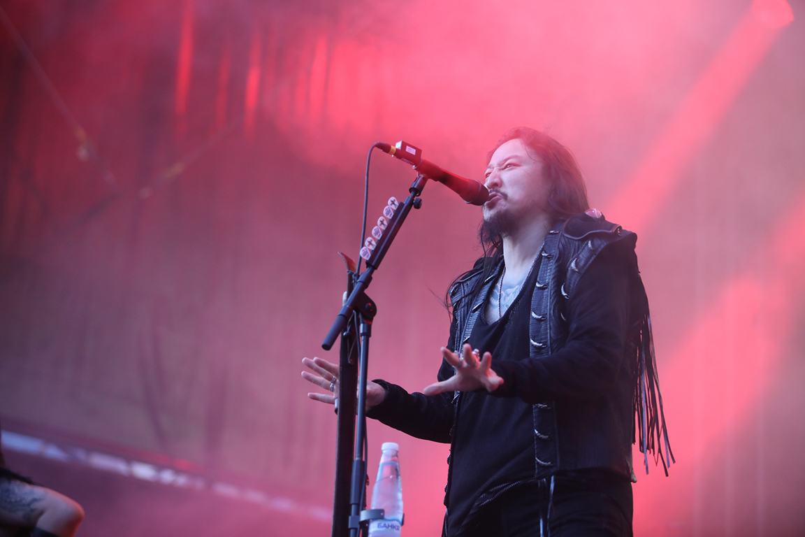 <p>The Hu не просто свирят - те разказват истории за силата на духа и традициите, посочва критиката.</p>