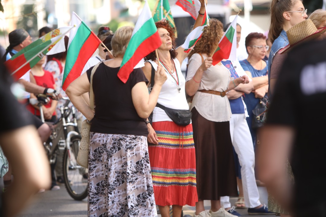 <p>Граждани се събраха в улиците в близост до сградата на Европейската комисия и Европейския парламент в столицата и протестират с искане за запазване на българския лев. Организатори на събитието са Гражданска инициатива &quot;Будители&quot;. В района има засилено полицейско присъствие, а движението е ограничено.</p>