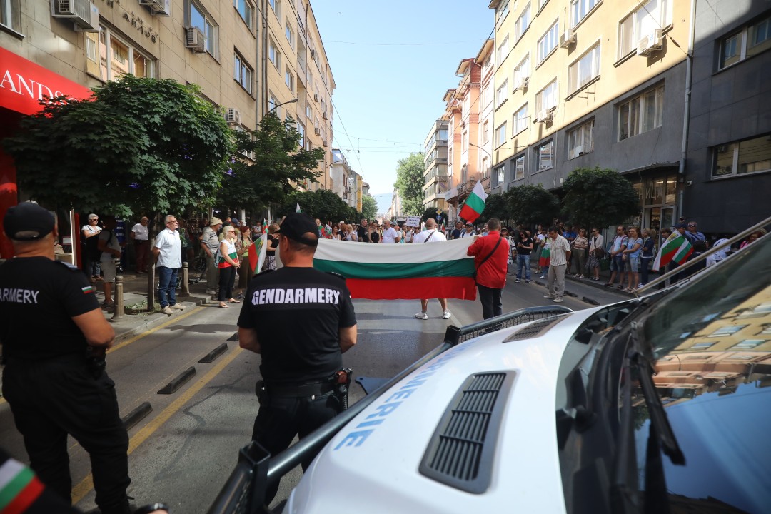 <p>Граждани се събраха в улиците в близост до сградата на Европейската комисия и Европейския парламент в столицата и протестират с искане за запазване на българския лев. Организатори на събитието са Гражданска инициатива &quot;Будители&quot;. В района има засилено полицейско присъствие, а движението е ограничено.</p>