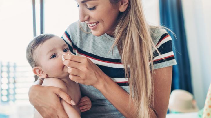 Как да се справим с хремата и запушения нос при бебета