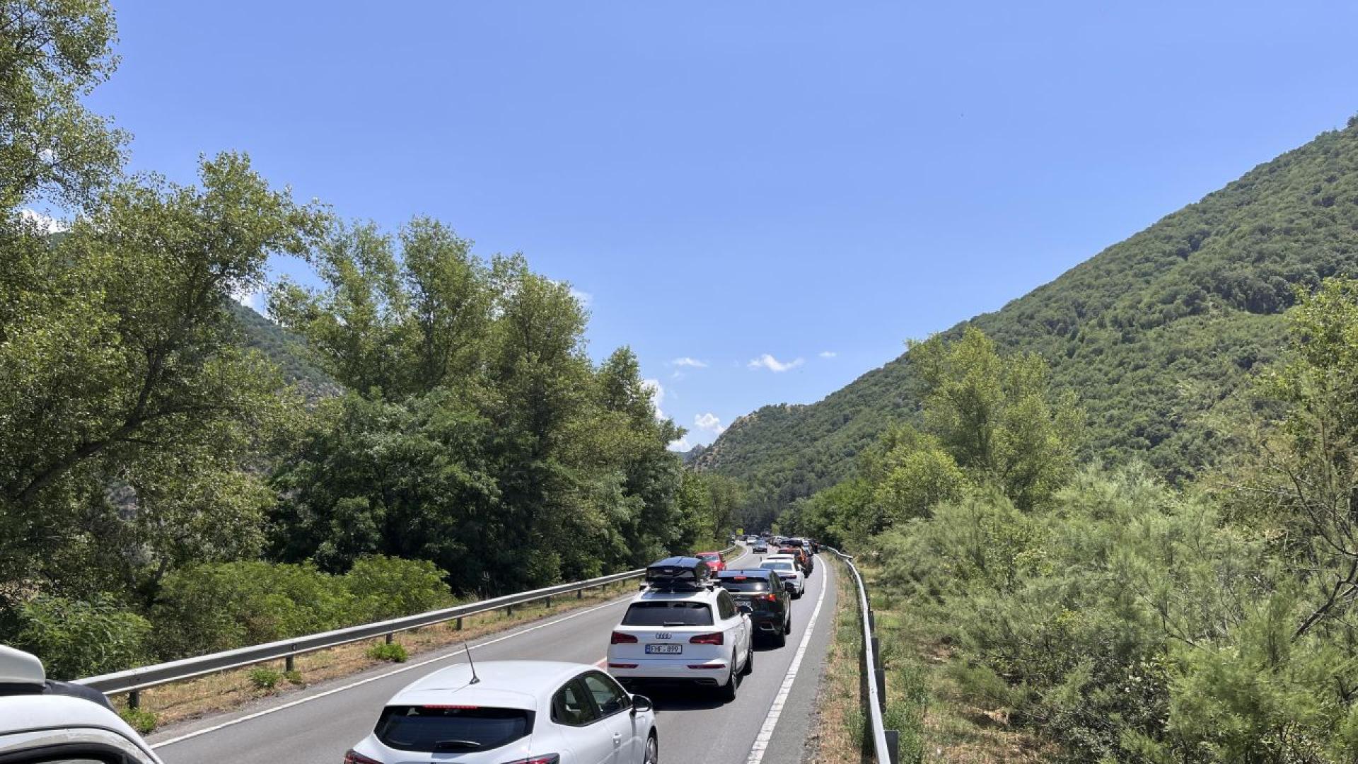 Вмомента Кресненското дефиле е обхванато от километрично задръстване което причинява