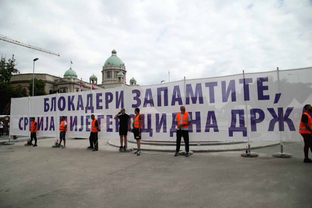 <p>Под надслов &bdquo;Ще се видим на Видовден&ldquo; граждани от цялата страна, сред тях и множество студенти, се стичат в сръбската столица, за да се обединят около каузата за сваляне на властта.</p>
