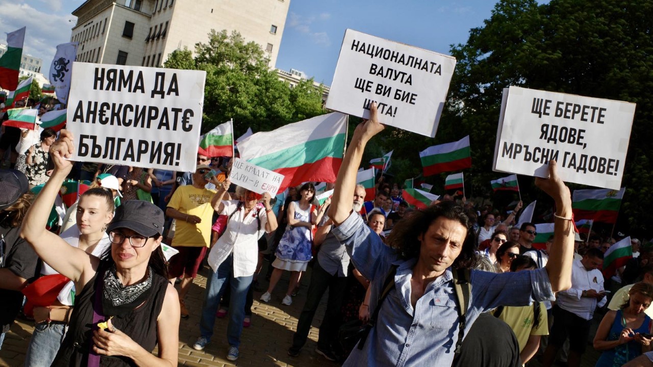 <p>С викове &bdquo;оставка&ldquo; ,&bdquo;искаме си лева&ldquo; и &bdquo;не на еврото&ldquo; граждани се събраха на протест в центъра на София. Протестиращите се събраха в пространството между сградата на Народното събрание и Президентската институция.</p>