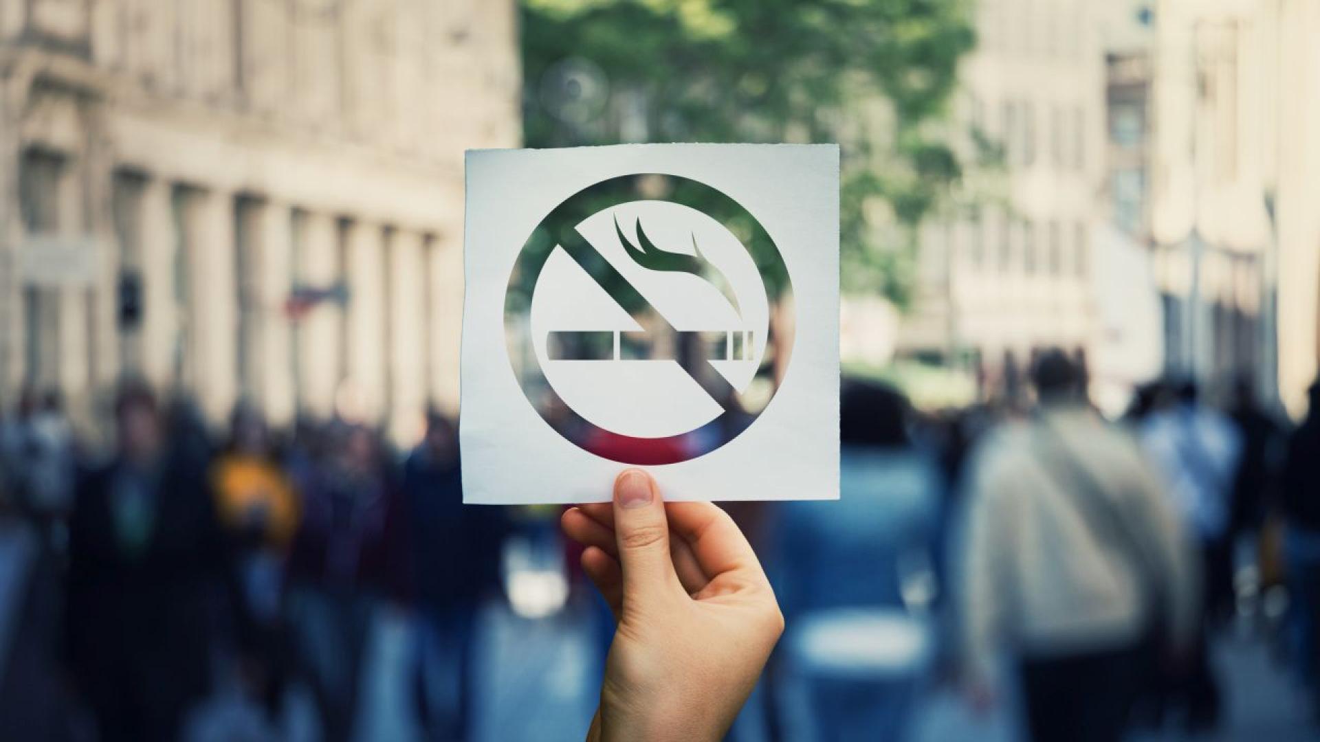 Франция забрани пушенето на автобусни спирки плажове в паркове и