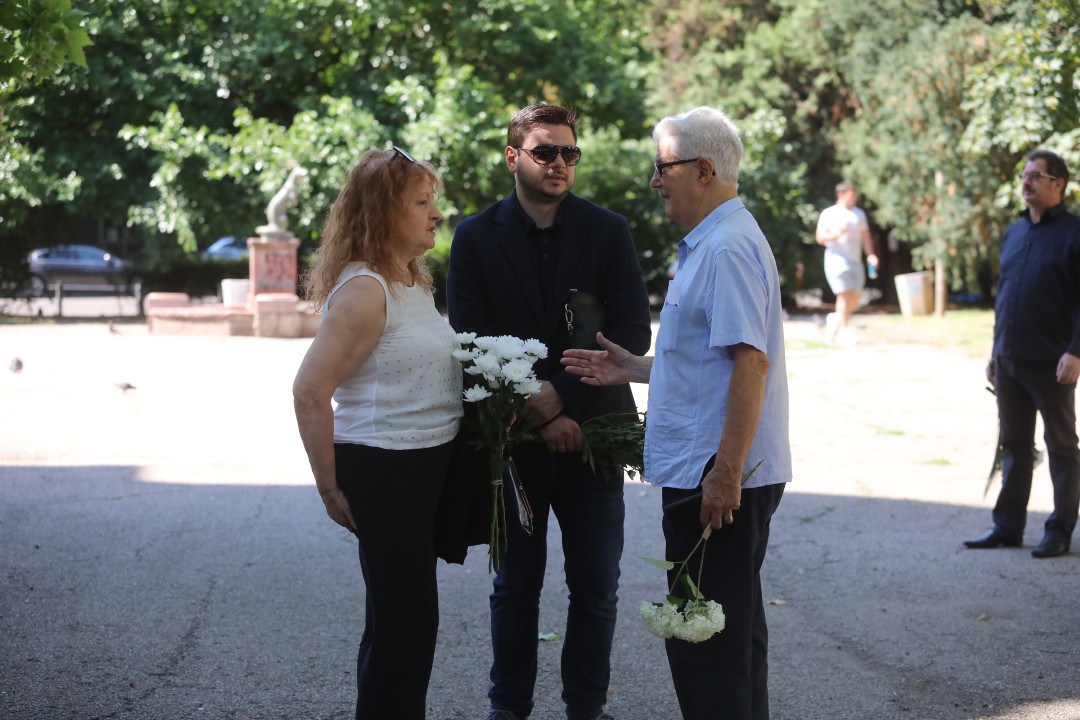 <p>Близки и приятели си взеха последно сбогом с художника Енчо Пиронков в столичния храм &quot;Св. Георги Победоносец&quot;.Той почина на 26 юни на 92-годишна възраст.</p>