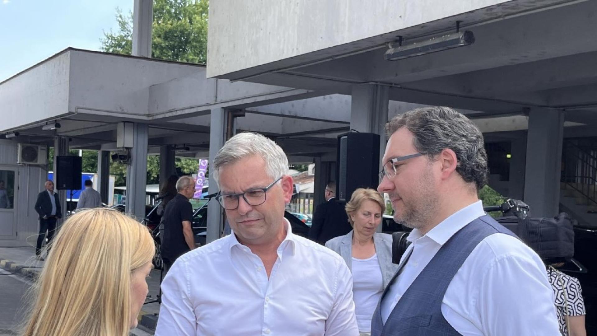 Министърът на вътрешните работи Даниел Митов и еврокомисарят за вътрешните