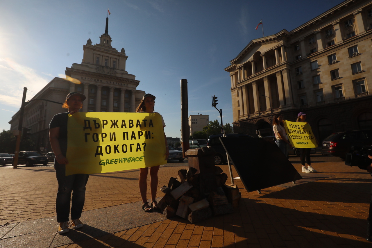 <p>Печка за дърва пред Министерския съвет запалиха активисти от &quot;Грийнпийс България&quot;. С това те призоваха държавата да намери решение на проблема с енергийната бедност чрез облекчаване на процедура за монтиране на соларен панел на терасата.</p>