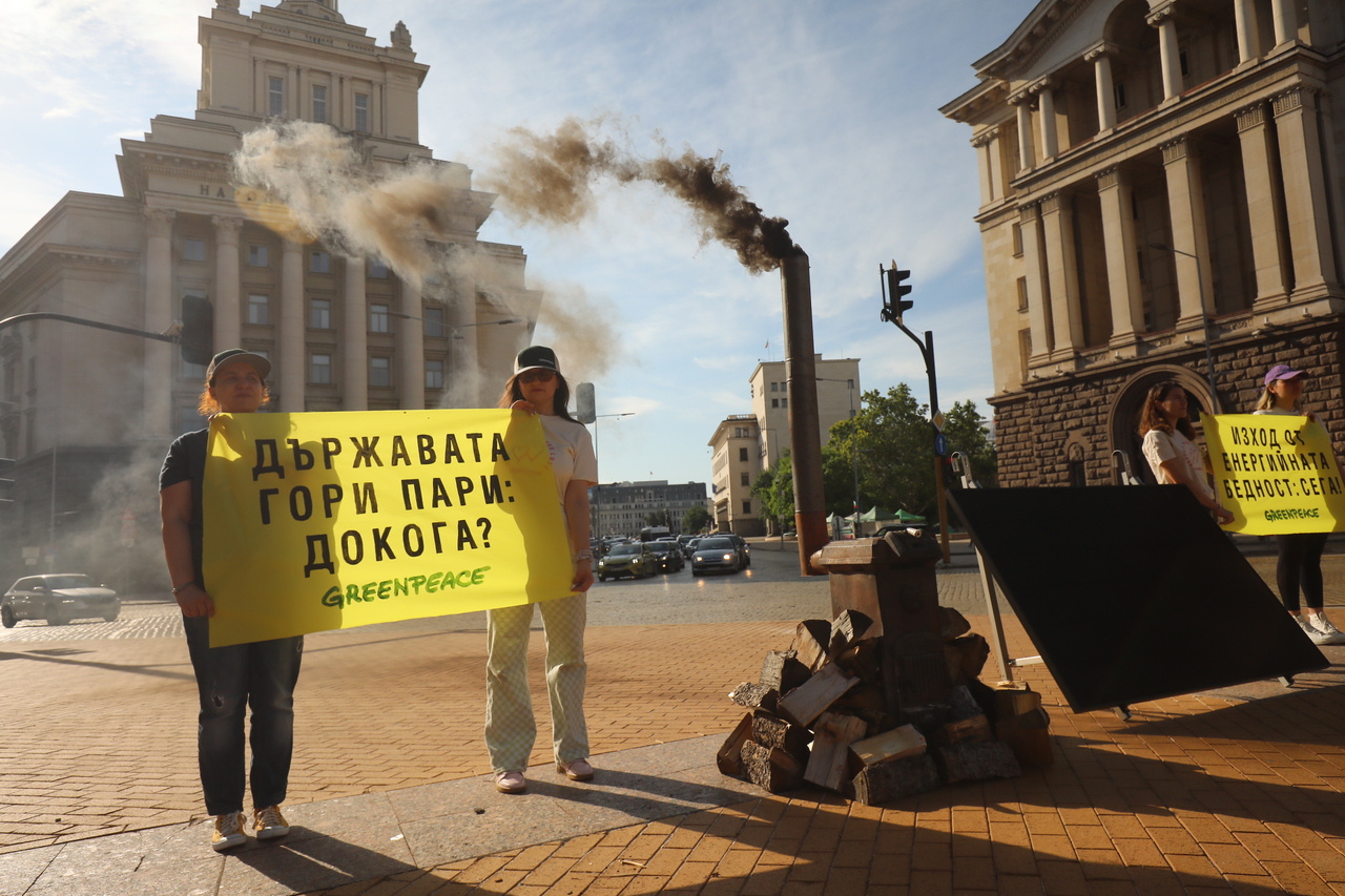 <p>Печка за дърва пред Министерския съвет запалиха активисти от &quot;Грийнпийс България&quot;. С това те призоваха държавата да намери решение на проблема с енергийната бедност чрез облекчаване на процедура за монтиране на соларен панел на терасата.</p>