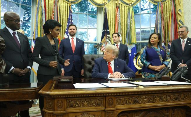 „Вие сте красива!“. Репортерка накара Тръмп да онемее