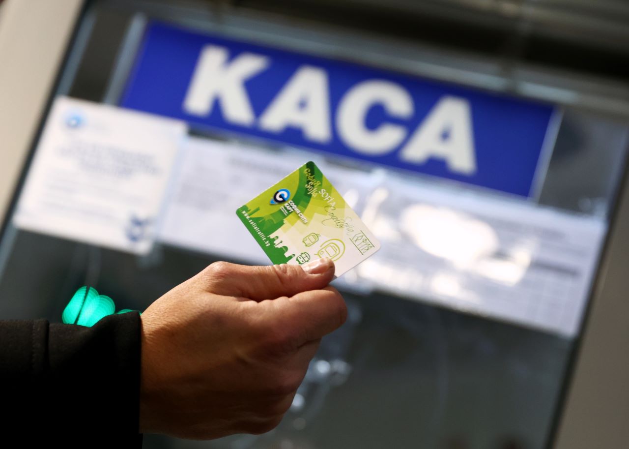 Удължаване на картите за градски транспорт след протестите - как става