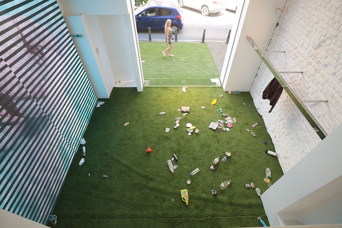 <p>Така Мудов &bdquo;не просто мести боклук, а извлича и транспонира самия пейзаж, с неговата забравена, пренебрегната реалност&ldquo;, посочват организаторите.</p>