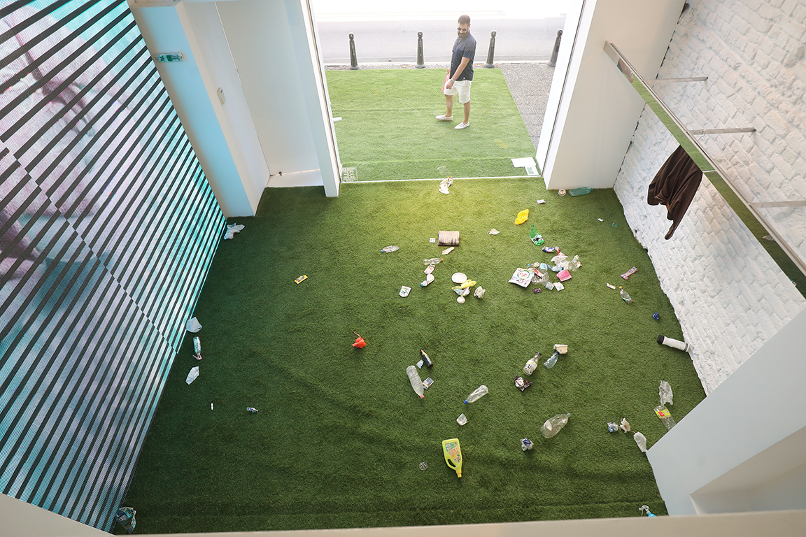 <p>Инсталацията &bdquo;Гранични цветя&ldquo; вече е показвана в началото на април в двора на Националния исторически музей, където предизвика скандал.</p>